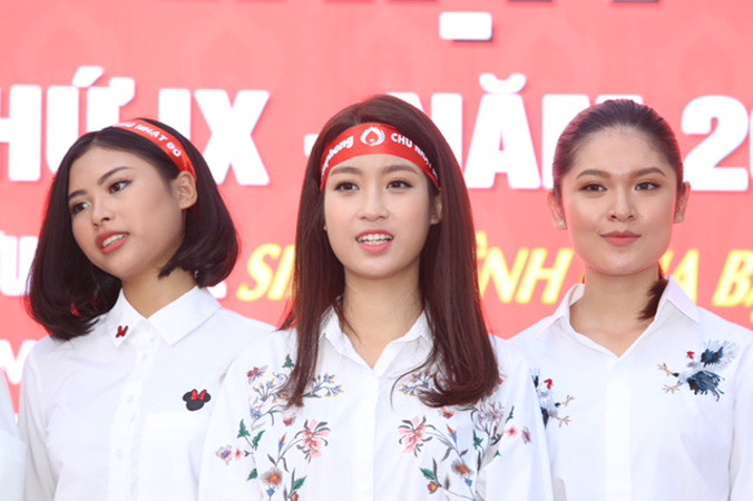 Hoa hậu Đỗ Mỹ Linh và các người đẹp tham dự Chương trình Chủ nhật Đỏ. Ảnh: Như Ý.