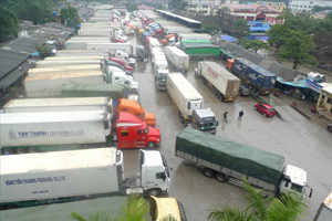 Đến chiều 4/2 vẫn còn hàng trăm xe ô tô nằm chết dí tại cửa khẩu. Ảnh: Duy Chiến.