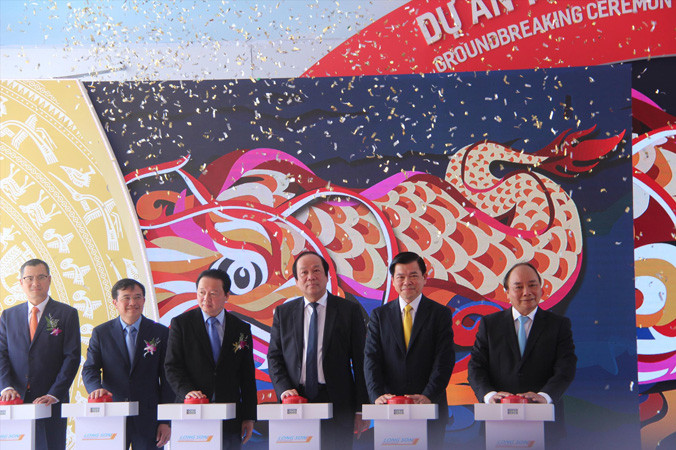 Thủ tướng Nguyễn Xuân Phúc bấm nút khởi công dự án.