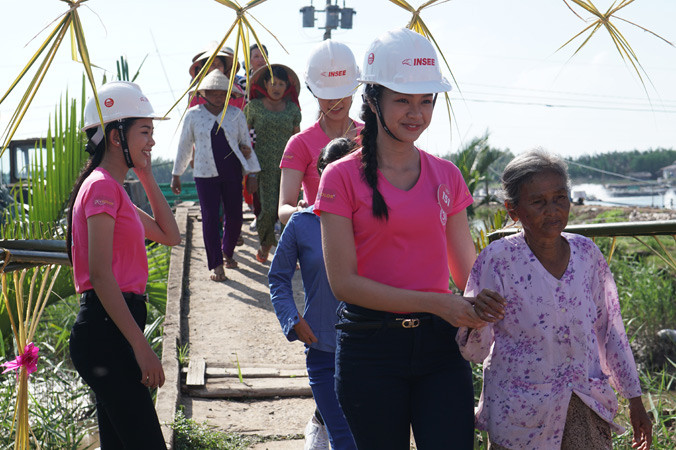 Thí sinh Hoa hậu Việt Nam 2018 đón bà con tại ấp Pháo Đài, xã Phú tân, huyện Tân Phú Đông, tỉnh Tiền Giang tới dự lễ Khởi công dự án cải tạo cầu Tám Mẹo trong niềm hân hoan.