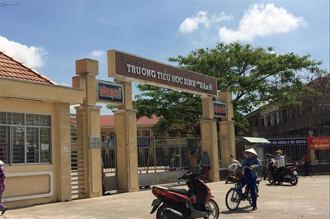 Trường tiểu học Bình Chánh (xã Nhựt Chánh, huyện Bến Lức, tỉnh Long An) nơi cô giáo bị phụ huynh ép quỳ gây nhiều tranh cãi những ngày qua.