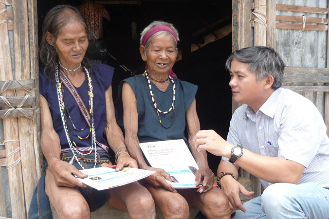 Anh Nguyễn Quang Tuệ trong một lần trao tiền hỗ trợ cho nghệ nhân hát kể sử thi Ba Na.