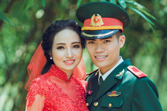 Vợ chồng thượng sĩ Lê Hữu Lực hạnh phúc bên nhau. Ảnh: Đ.H