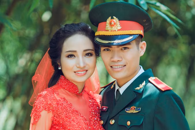 Vợ chồng thượng sĩ Lê Hữu Lực hạnh phúc bên nhau. Ảnh: Đ.H