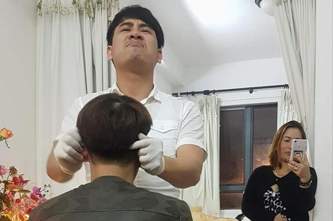 Chữa câm điếc trong 5 phút bằng cách tát, ngoáy vào tai bệnh nhân 17 tuổi.