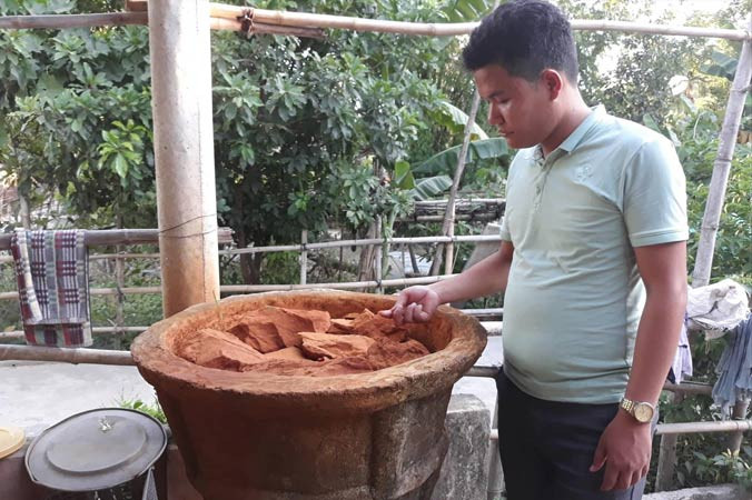 Phèn bám vào các vật dụng lấy nước và bể lọc làm đổi màu.