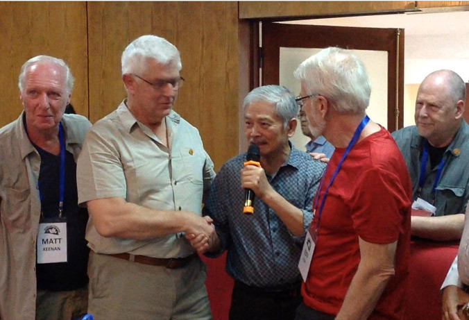 Những cái bắt tay hôm 6/3/2018: Cựu binh Nguyễn Thế Dũng ở giữa các cựu binh Mỹ. Thứ hai từ phải qua, không đeo kính là Dan Sea. Ảnh: DPV.