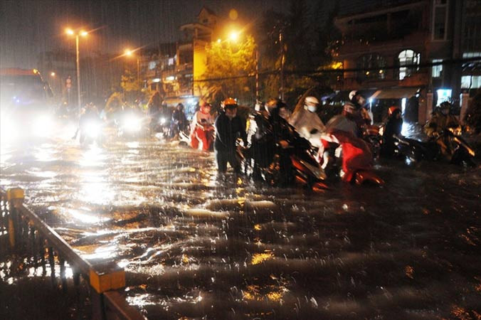 Bí thư Thành ủy TPHCM Nguyễn Thiện Nhân chỉ đạo tăng cường ứng dụng công nghệ để giải quyết ngập nước.