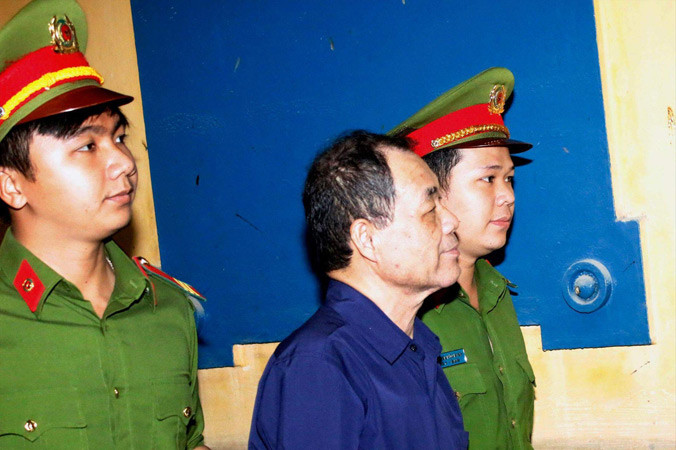 Ông Trầm Bê bị đưa đến tòa.