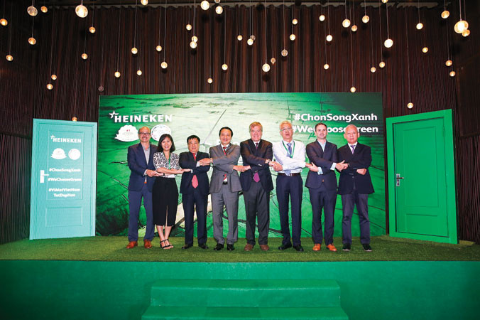 HEINEKEN Việt Nam cùng các vị khách quý chung tay phát động chiến dịch Chọn Sống Xanh. Ảnh: HEINEKEN Việt Nam.