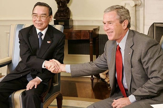 Nguyên Thủ tướng Phan Văn Khải (trái) bắt tay Tổng thống Mỹ George W. Bush (phải)