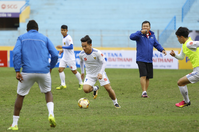 HLV Hoàng Văn Phúc chỉ đạo các học trò Quảng Nam trong bầu không khí khá yên ắng trên sân. Ảnh: Như Ý.