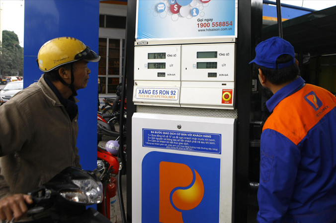 Nhiều người tiêu dùng vẫn băn khoăn với chất lượng xăng E5. Ảnh: Như Ý.