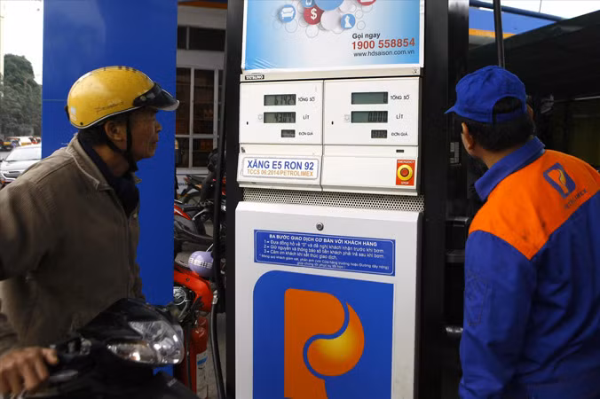 Nhiều người tiêu dùng vẫn băn khoăn với chất lượng xăng E5. Ảnh: Như Ý.