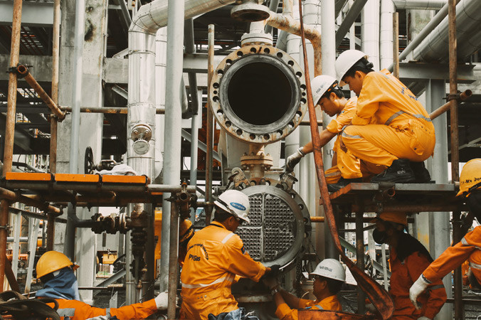 Người lao động dầu khí.