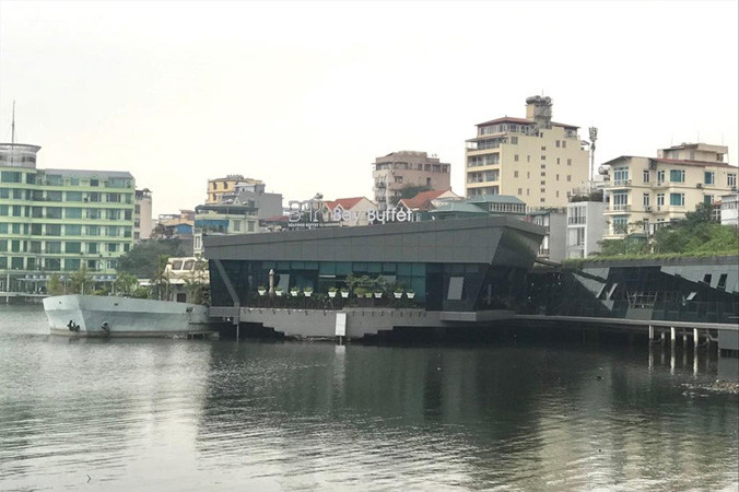 Du thuyền bên cạnh nhà hàng Buffet.