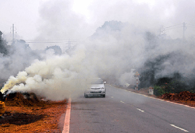 Đốt rơm rạ gây mất an toàn giao thông.