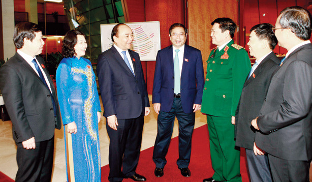 Ðại biểu Quốc hội trao đổi bên lề kỳ họp. Ảnh: Như Ý.