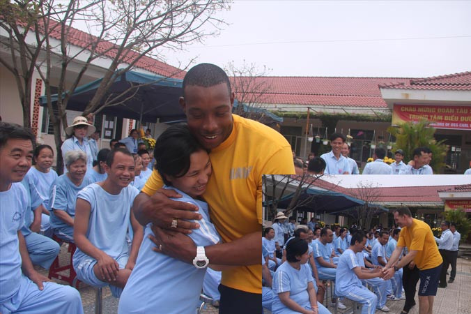 Wayne ôm chào tạm biệt các bệnh nhân tại trung tâm điều dưỡng người tâm thần Đà Nẵng sau buổi giao lưu (ảnh lớn); Sự cởi mở và chân tình của những người lính Mỹ đã giúp các bệnh nhân có được những giây phút tươi vui. Ảnh: Nguyễn Thành.