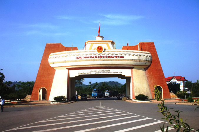 Nhờ Hiệp định tạo thuận lợi cho vận chuyển người và hàng hóa qua biên giới, xe tải chở hàng hóa đi lại thoải mái trong 3 hành lang kinh tế GMS. Trong ảnh: Cửa khẩu quốc tế Lao Bảo (Quảng Trị).