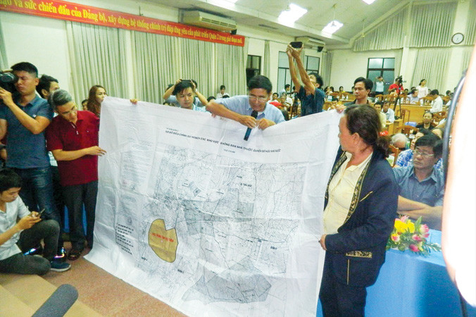 Người dân tiếp tục cung cấp bản đồ về bán nhà thuộc sở hữu nhà nước để chỉ ra phần đất bị thu hồi nằm ngoài ranh quy hoạch dự án Thủ Thiêm. Ảnh: H.T.