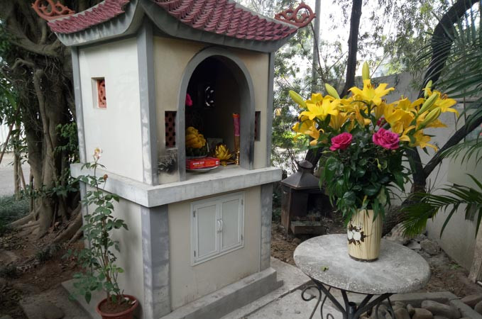 Ngôi miếu thờ 6 y bác sĩ hi sinh trong đại dịch SARS. Ảnh: Đinh Tuấn.