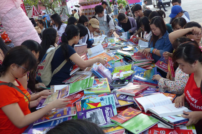 Hội sách TPHCM luôn thu hút đông đảo khách tham quan, mua sắm.