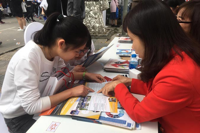Thí sinh tìm hiểu thông tin tuyển sinh tại gian tư vấn của trường ĐH Công nghệ giao thông vận tải. Ảnh: Nghiêm Huê.