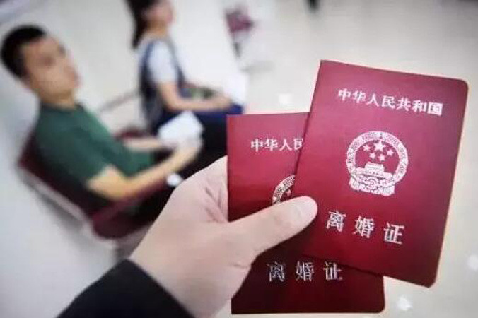 Giấy ly hôn - kết cục của những cuộc hôn nhân cưới gấp, bỏ nhanh.