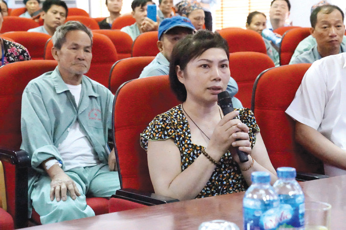 Bệnh nhân Đàm Thị Hạnh chia sẻ về kết quả điều trị ung thư của mình tại Hội thảo ứng dụng trí tuệ nhân tạo trong hỗ trợ điều trị ung thư ngày 8/5.