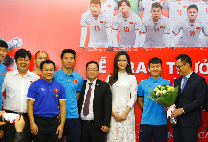 Từ trái qua phải: đại diện lãnh đạo Cty CP Cơ điện lạnh Đại Việt, Tập đoàn khách sạn Mường Thanh, Hoa Hậu Mỹ Linh, Cty Xi măng Xuân Thành Quảng Nam chúc mừng đội tuyển tại buổi giao lưu. Ảnh: Như Ý.