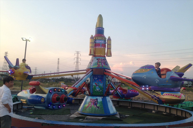 Khu vui chơi được mở xung quanh bãi cỏ um tùm. Ảnh: U.P