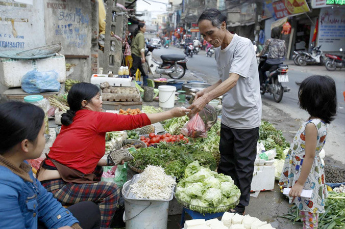Nhiều ý kiến cho rằng, mức giảm trừ 9 triệu đồng/tháng hiện nay quá thấp, làm mất cơ hội cải thiện cuộc sống của người dân. Ảnh: Như Ý.