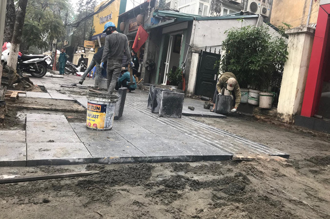 Lát đá vỉa hè phố Nguyễn Du ngày 16/1. Ảnh: Trần Hoàng.