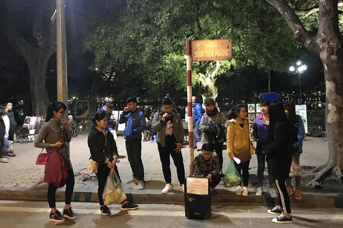 Đủ loại âm thanh di động tra tấn du khách tại phố đi bộ Hồ Gươm. Ảnh: Bảo Hân.