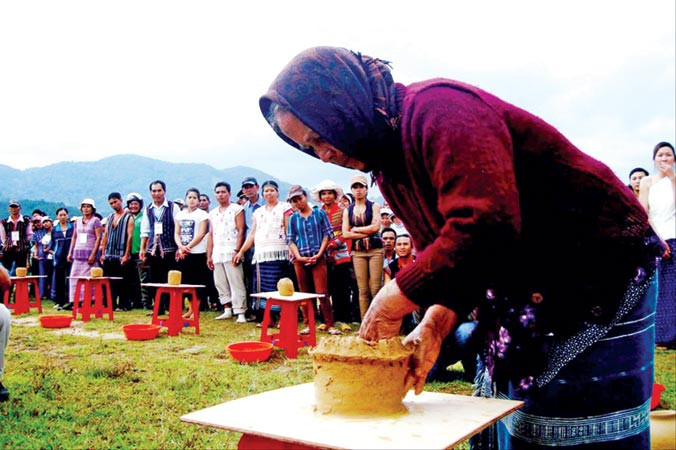 Nghệ nhân phô diễn kỹ năng làm gốm.