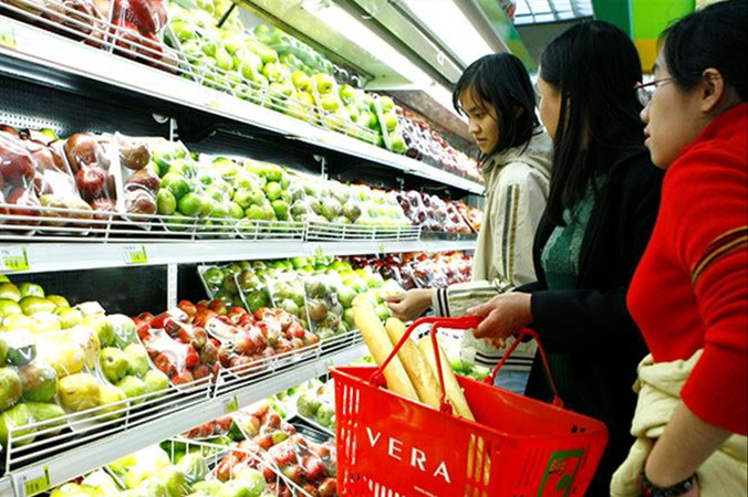 Tăng thuế VAT sẽ tác động tới đời sống người dân và hoạt động của doanh nghiệp. Ảnh: Hồng Vĩnh.