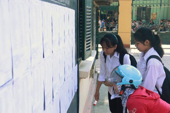 Phụ huynh xem điểm thi vào lớp 10 cho con tại Hà Nội. Ảnh: Lê Thanh.