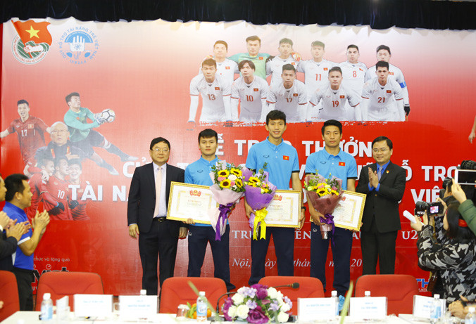 Đồng chí Nguyễn Anh Tuấn, Bí thư Thường trực T.Ư Đoàn và đồng chí Lê Xuân Sơn, Tổng biên tập báo Tiền Phong cùng các cầu thủ U23 tại buổi giao lưu trực tuyến. Ảnh: Như Ý.