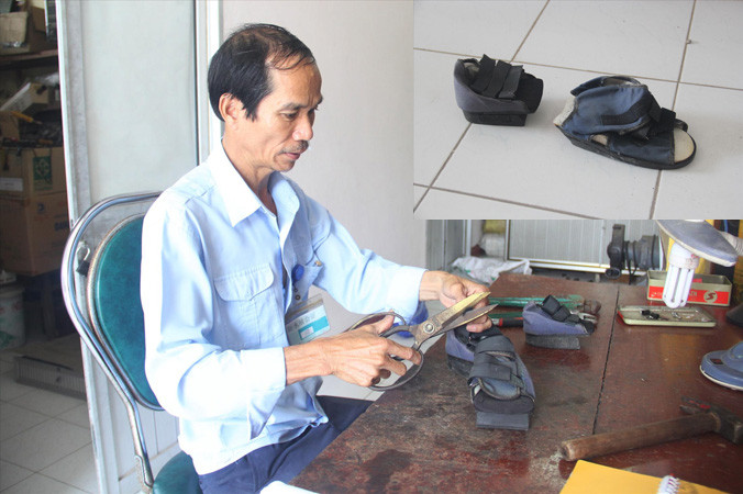 Ông Phạm Ánh chỉnh những đôi giày “kỳ quái” trong tiệm giày sau lưng bệnh viện. (ảnh lớn) Những chiếc giày “thiếu trước hụt sau” do ông Ánh đóng cho người bệnh phong. (ảnh nhỏ). Ảnh: Thanh Trần.