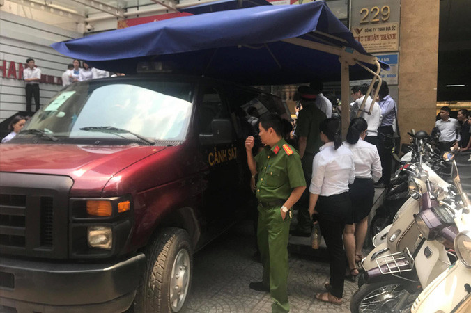 Cơ quan điều tra Bộ Công an tiến hành khám xét Ngân hàng Eximbank Chi nhánh TPHCM vào ngày 26/3. Ảnh: Ngô Bình.