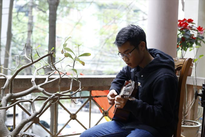 Ngoài Hóa học, chơi đàn cũng là 2 niềm đam mê của Hiếu. Ảnh: Như Ý.