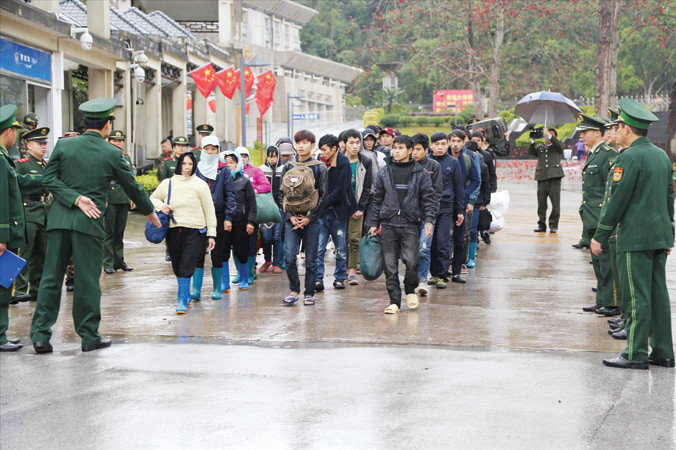 Tiếp nhận người “lao động chui” tại cửa khẩu Hữu Nghị. Ảnh: Nguyễn Thái.