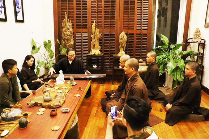 Nghệ sĩ trẻ Mai Chí Cường trong một buổi giao lưu. Ảnh: TƯ LIỆU.