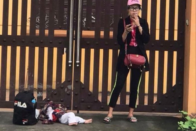 Một trong số ảnh bé Đoàn Thiên Hoàng Peter được đưa lên mạng. Trong ảnh cháu đang vạ vật bên người mẹ phì phèo điếu thuốc.