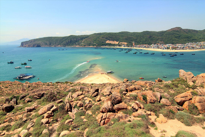 Một góc làng chài Nhơn Hải nhìn từ đỉnh Hòn Khô.