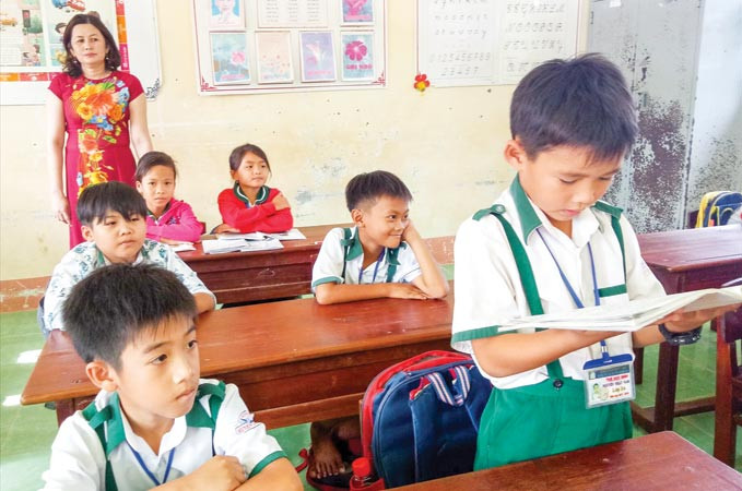 Em Nguyễn Nhật Nam đang đọc bài trong giờ học.