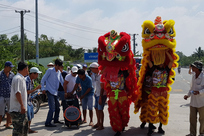 Tài xế múa lân “mừng xả trạm”. Ảnh: Xuân Lương.