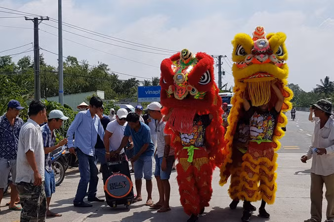Tài xế múa lân “mừng xả trạm”. Ảnh: Xuân Lương.