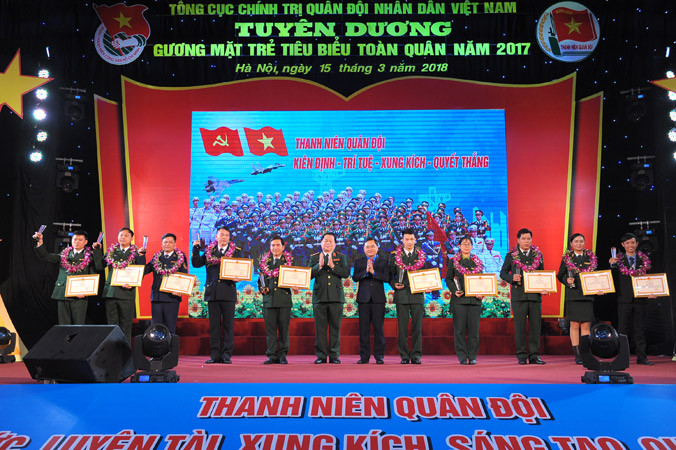  Vũ Văn Bình (thứ nhất từ bên phải sang) là gương mặt trẻ toàn quân năm 2017. Ảnh: Xuân Tùng.